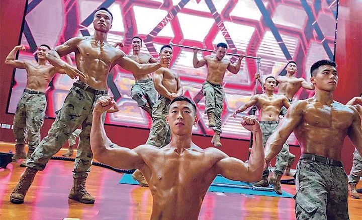 《解放軍駐港部隊秀肌肉,演唱經典粵語老歌獲讚》相關圖片