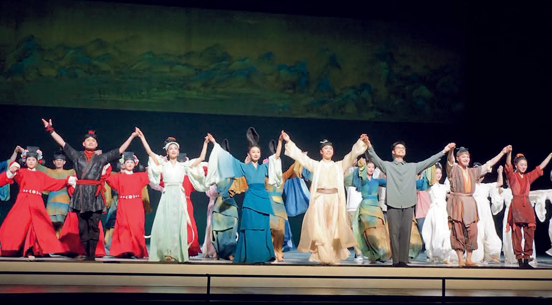 《只此青綠》演出謝幕,台上演職人員向觀眾致意。