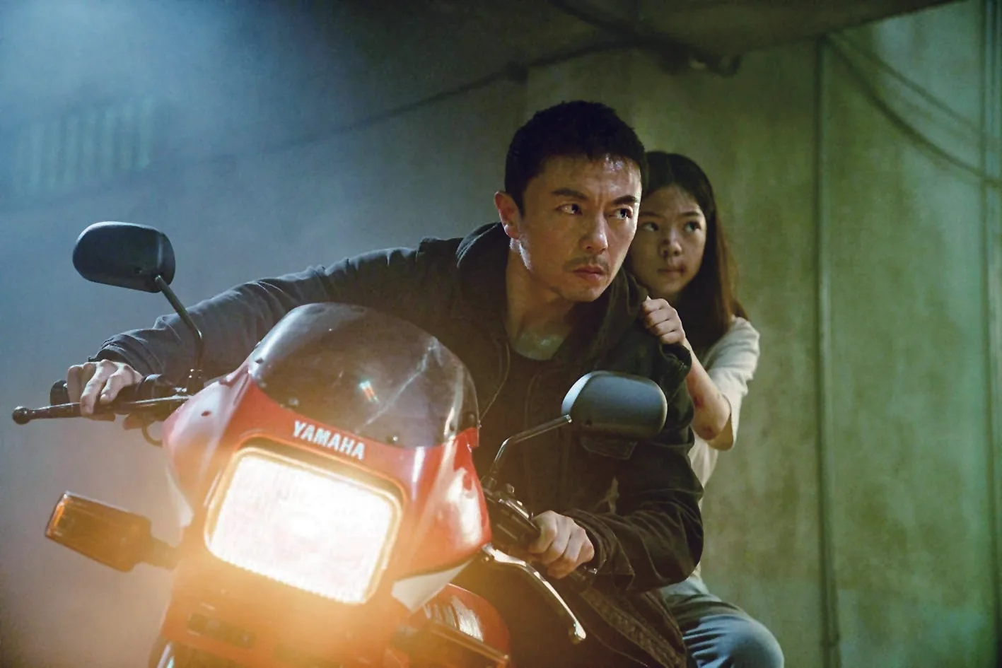 電影中,王偉騎乘摩托車帶女兒穿行街頭。
